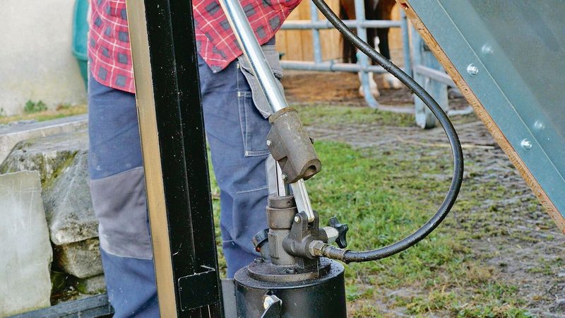 Hydraulische Pumpe, um das Dach zu heben.