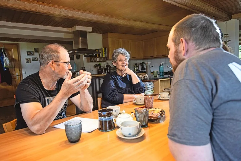 Am Küchentisch diskutieren und planen Manfred, Barbara und Hannes Kunz (v. l. n. r.) den Alltag und die Zukunft des Betriebs.