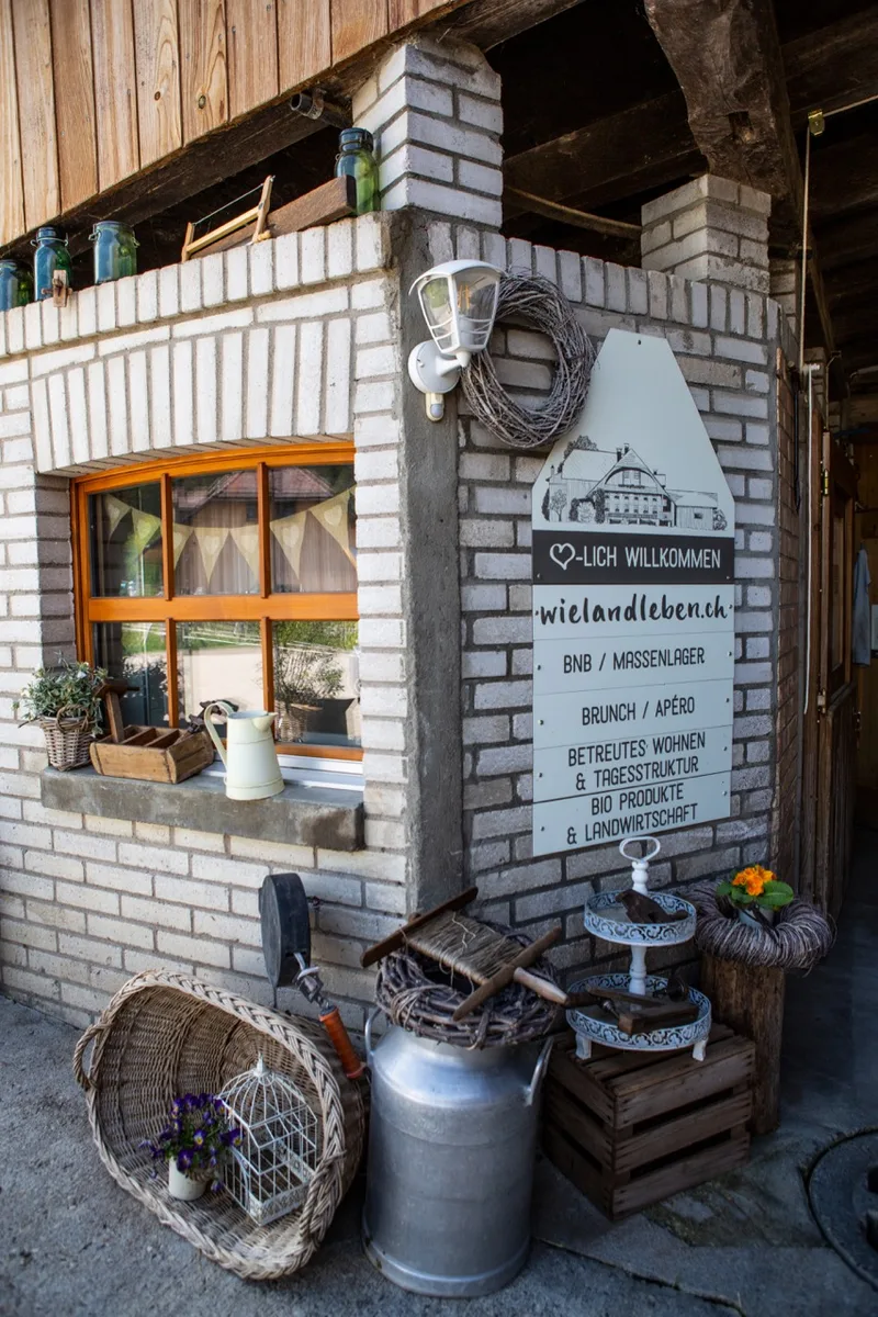 Die Betriebszweige sind vielfältig: Betreutes Wohnen und Tagesstruktur, Milchproduktion, Bed & Breakfast, Brunch, Trauungen und Apéros, Hofladen und Webshop. Bild: Pia Neuenschwander
