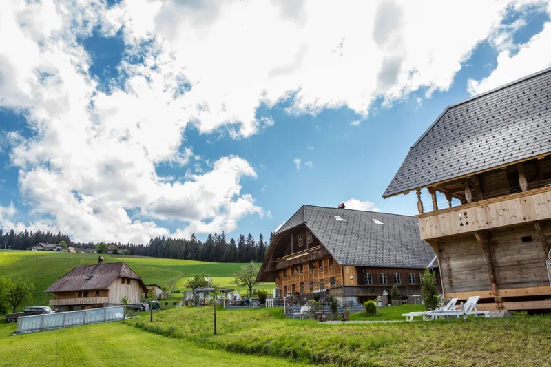 Im Stöckli links befindet sich die «Männer-WG». Gekocht und gegessen wird bei Wielands im Bauernhaus. Rechts der Spycher mit Bed & Breakfast. Bild: Pia Neuenschwander