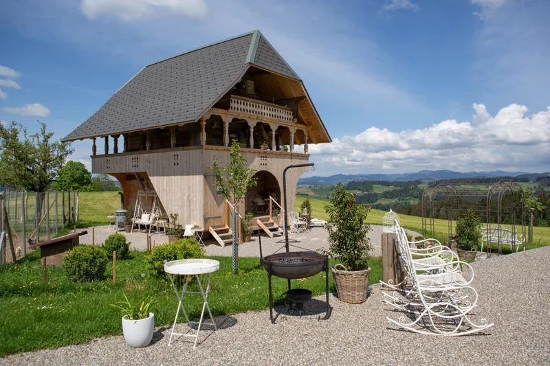 Das Bed & Breakfast im Spycher ist nur einer von vielen Betriebszweigen. Bild: Pia Neuenschwander
