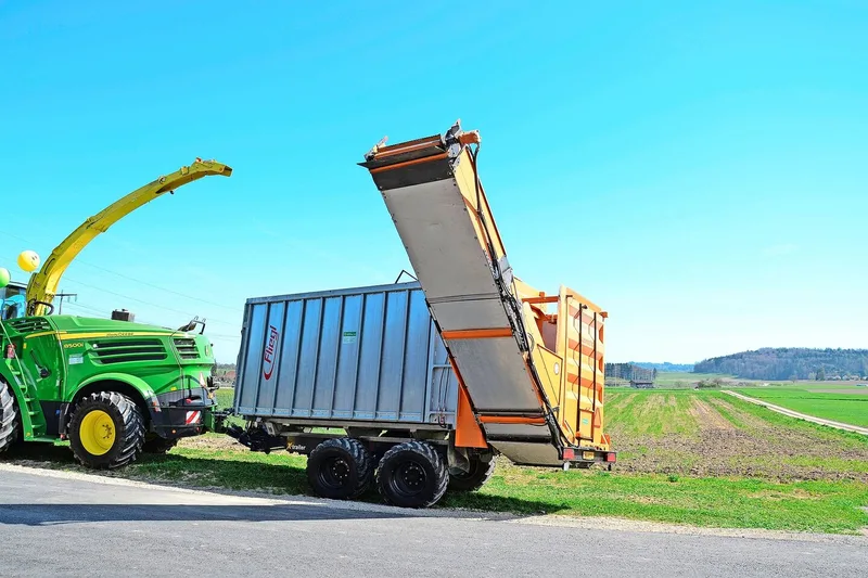 Der Überladewagen folgt dem Häcksler bodenschonend im Hundegang und verfügt zusätzlich über Hangausgleich.