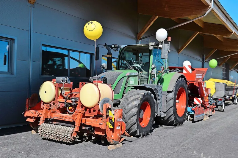 Die All-in-one-Kartoffelsetzmaschine kommt direkt vom Feld. Sie ist auch fürs Beizen des Pflanzguts eingerichtet.