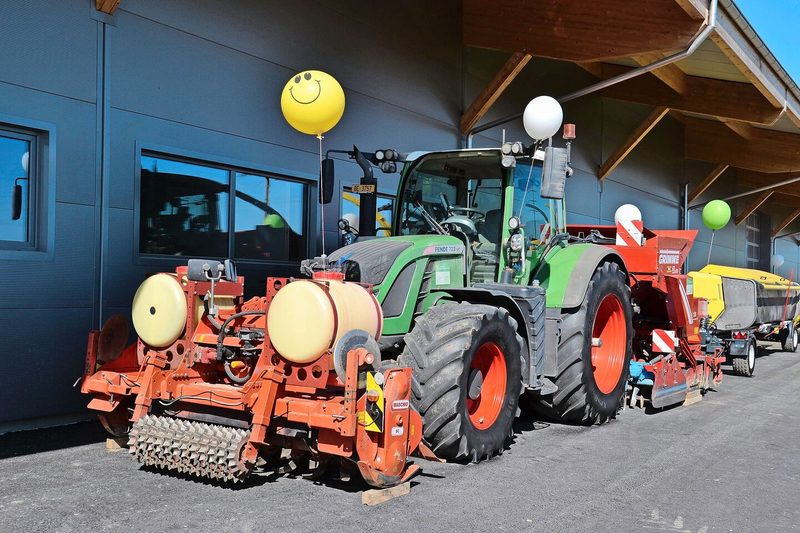 Die All-in-one-Kartoffelsetzmaschine kommt direkt vom Feld. Sie ist auch fürs Beizen des Pflanzguts eingerichtet.