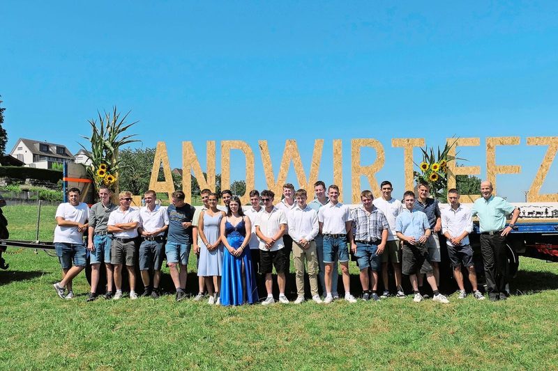 Diese Landwirt(innen) EFZ haben sich ihren Abschluss via Erstausbildung erarbeitet. Mit auf dem Bild ihr Klassenlehrer Hanspeter Keller (rechts).