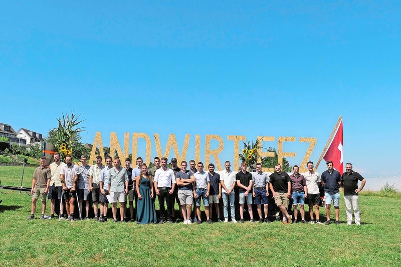 Ihr erfolgreicher Weg zur Landwirtin bzw. zum Landwirt EFZ führte über die Zweitausbildung. Mit auf dem Bild Klassenlehrer Urban Reifler (rechts).