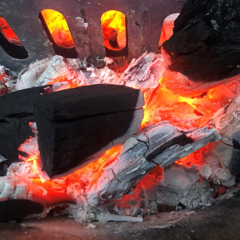 Die Oberallmeindkorporation Schwyz produziert nachhaltige Grill-Kohle in der Schweiz