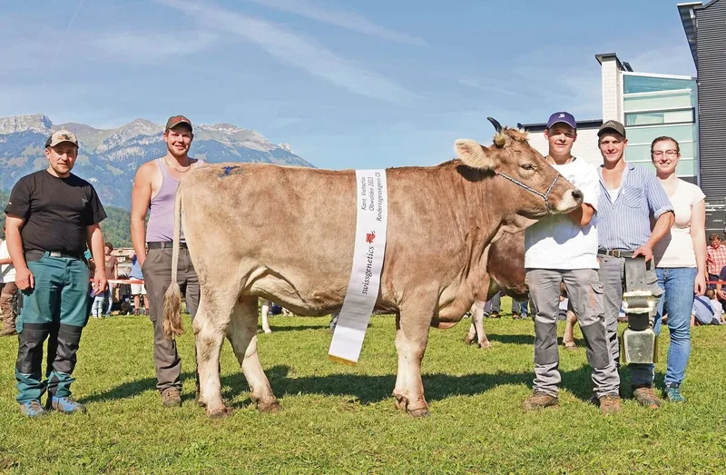 Das schönste OB-Rind auf dem Schauplatz in Sarnen präsentierte Reto von Moos, Flüeli-Ranft, mit Rubel Rina.