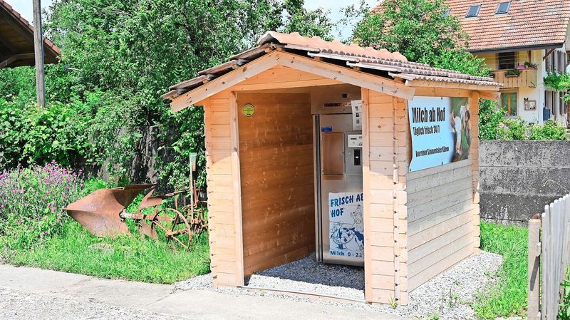 Über den Milchautomaten verkauft Mike Friedli ein paar Liter Milch direkt an die Kundschaft. Er möchte die Menge steigern.