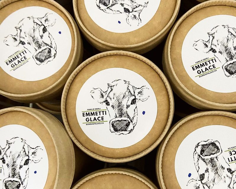Mit Rahm und Milch vom Betrieb sowie nach Möglichkeit heimischen Früchten: Die «Buirähof-Glace» vom Biohof Emmetti.