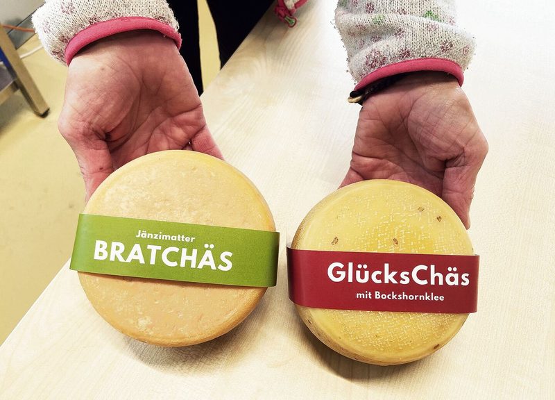 Käse von der Alp Jänzimatt. Wie die Glace und den Wurstwaren wird er direkt vermarktet.