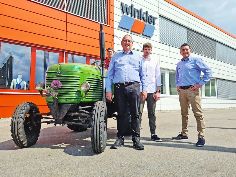 Josias Meier, Daniel Arnold, Patrick Fuchs und Marco Furfaro (v.l.) weiten das Winkler-Ersatzteilprogramm für LKW auf Agrarmaschinen aus. Bild: die grüne/Beat Schmid