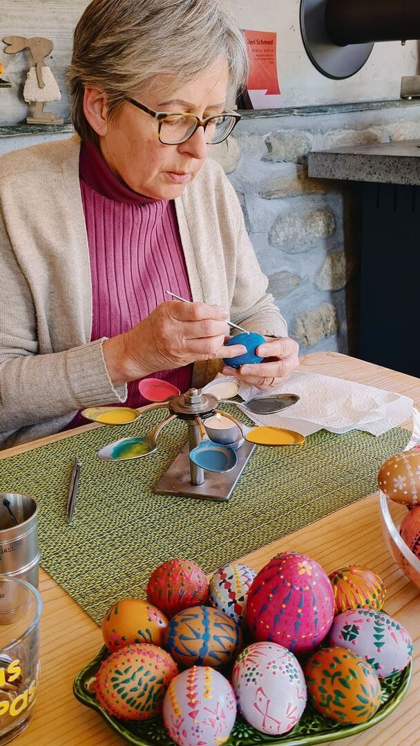 Annamaria Pfister ist konzentriert am Wirken.