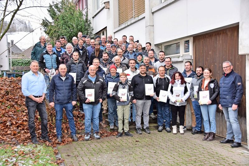 Markus Gerber (2. v. l.) und Michel Geinoz (r.) von Swissherdbook konnten zusammen mit dem Präsidenten Ruedi Sommer (l.) die 100 000er-Kühe ehren.