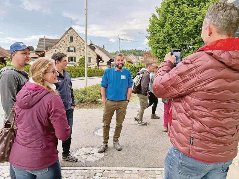 Philipp Ogg nennt sich Ogg.The Farmer. So steht es auf dem Hoflogo am blauen Pulli, auf der Autobeschriftung sowie auf der Website. Gerne erzählte Philipp Ogg am Puure-Höck von seinen Erfahrungen mit der Direktvermarktung.