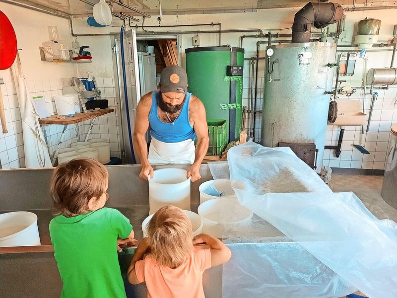 Der Lieblingsort der beiden Kinder Ronya und Cyrill: dem Dädi in der Käserei bei der Arbeit zusehen.