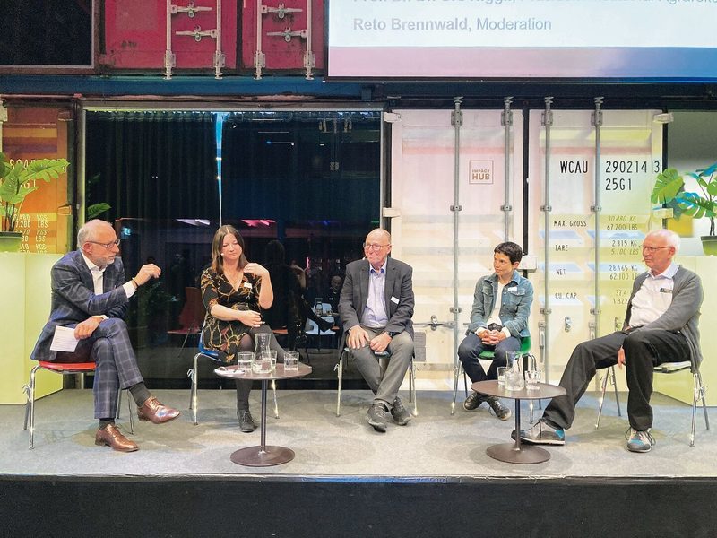 Reto Brennwald (von links nach rechts), Angela Bearth, Urs Niggli, Gabi Buchwalder und Beat Keller diskutieren im Veranstaltungsort «Kraftwerk» in Zürich über Gentechnik und welche Assoziationen sie hervorruft.