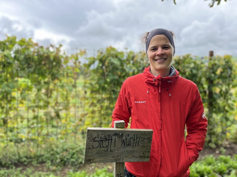 Urs Siegenthaler zeigt, wie Landwirtschaft im Gemeinschaftsgarten funktioniert