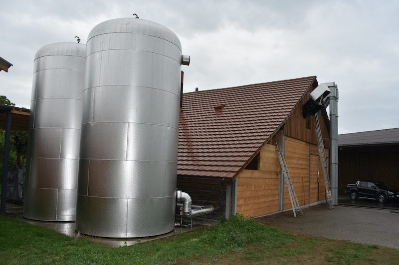 In den beiden 60 m³ fassenden Vorrats Silos werden die nassen Hackschnitzel mit Ventilatoren getrocknet.