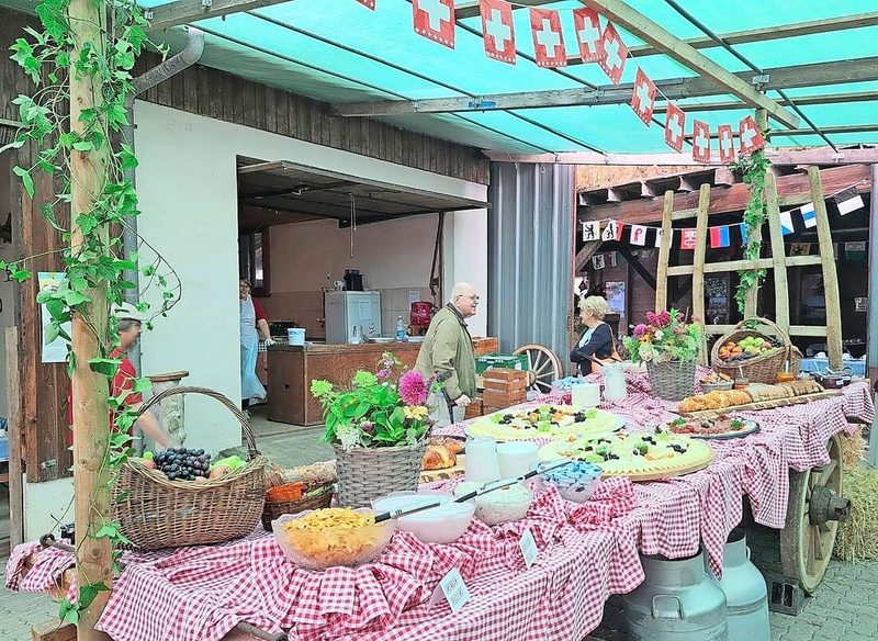 Ein reich gedecktes Buffet auf dem Eyhof in Buchs. Dank eingespielter Abläufe und vieler erfahrener Helfender wurden 500 Gäste bewirtet.