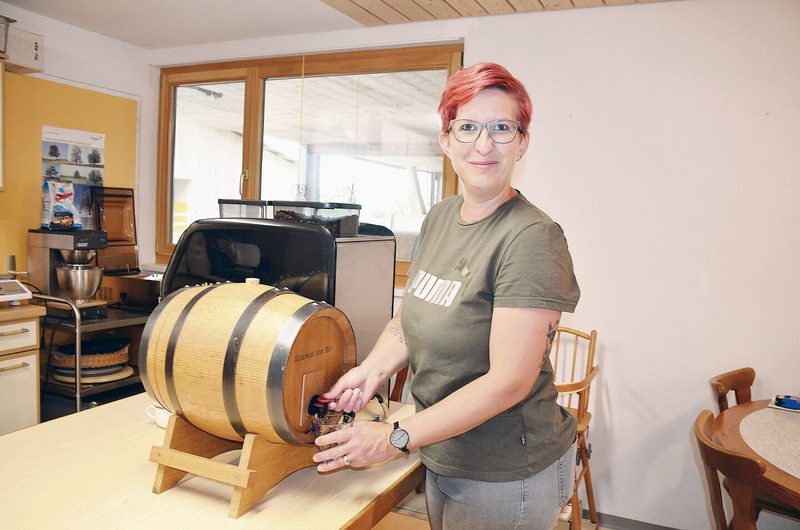 Cornelia Berger ist auch Gastgeberin: Im Eventraum serviert sie den Gästen das Frühstück, gerne mit hofeigenem Most.