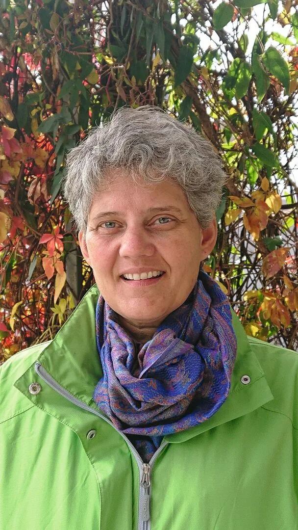 Barbara Kunz und ihr Mann splitten unser Einkommen und zahlen AHV. Sie ist als selbstständig Erwerbende bei der AHV angemeldet.