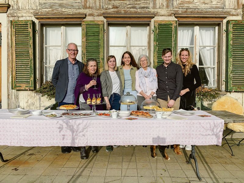 «Historischer Tag»: Der verfilmte Apéro zur Feier der Betriebsübergabe mit Hans und Anne Bracher, den Töchtern Stefanie und Sarah, Mutter Burgi, Sohn Simon und Partnerin Sarah (v. l. n. r.).(Bild zVg)