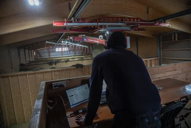 Der Kran wurde in den vergangenen zwei Jahren intensiv getestet und optimiert. Nun bewegt er sich mit ineinander fliessenden, runden Bewegungen durch die Halle. Das Grundmuster der Anlage lässt sich für verschiedene bauliche Vorgaben adaptieren.
