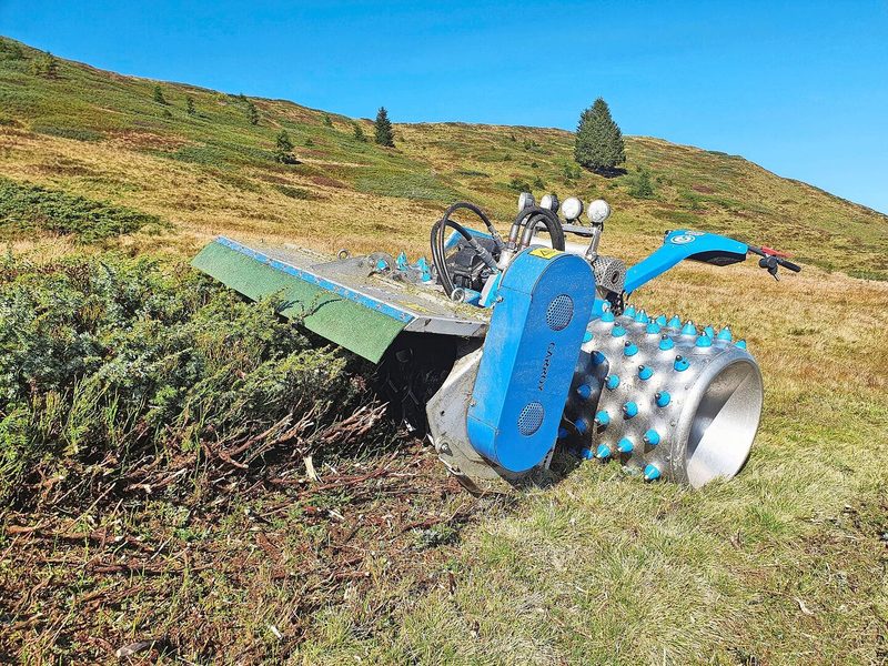 Bei steileren Flächen kommt ein Einachsgeräteträger zum Einsatz. Nach dem Mulchen müssen die Flächen wieder in eine gezielte Weidenutzung überführt werden.