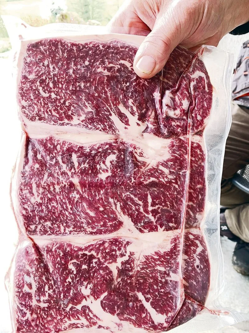 So schön marmoriert sind die Entrecôte-Stücke der Wagyu.