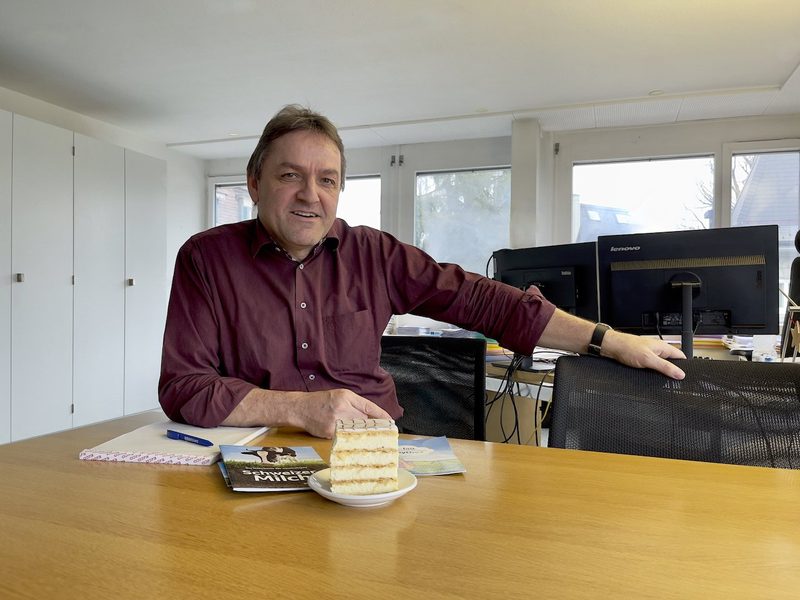 Stephan Hagenbuch mit einer Cremeschnitten-Sonderanfertigung.