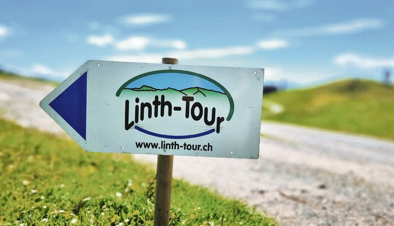 Hier gehts lang. Die Linth-Tour lud zusammen mit der Ortsgemeinde Amden auf den Ammler Höhenweg ein.