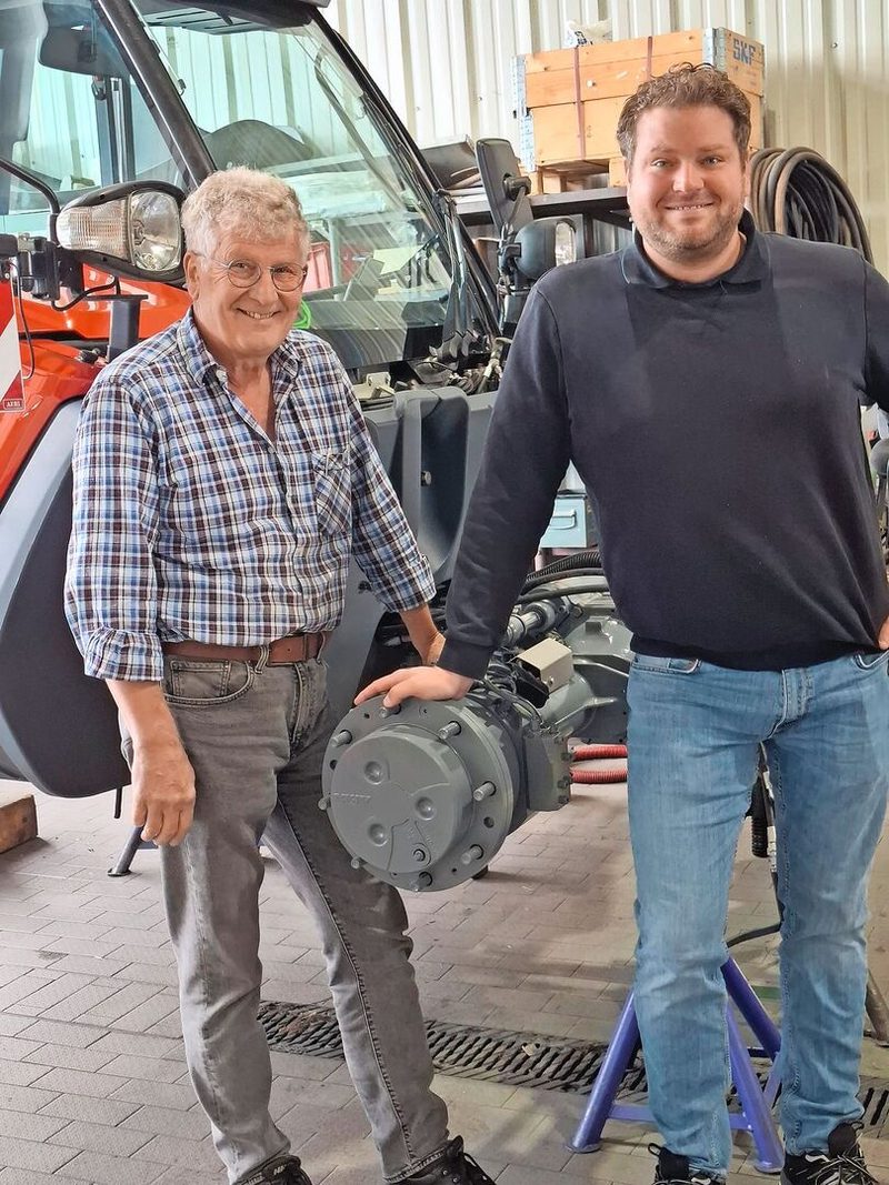 Werner (links) und Johannes Müller haben Line Traction entwickelt. Das System ersetzt sämtliche Differenziale und deren Sperren. Das senkt Maschinengewicht und Kosten. Die Erfindung brachte ihnen eine Agritechnica-Goldmedaille.