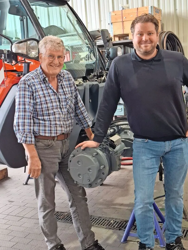Werner (links) und Johannes Müller haben Line Traction entwickelt. Das System ersetzt sämtliche Differenziale und deren Sperren. Das senkt Maschinengewicht und Kosten. Die Erfindung brachte ihnen eine Agritechnica-Goldmedaille.