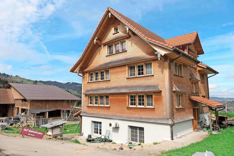 An der Fassade des neuen Hauses hat Hansueli Frey gemeinsam mit seinem Vater rund 40 000 Schindeln angebracht.