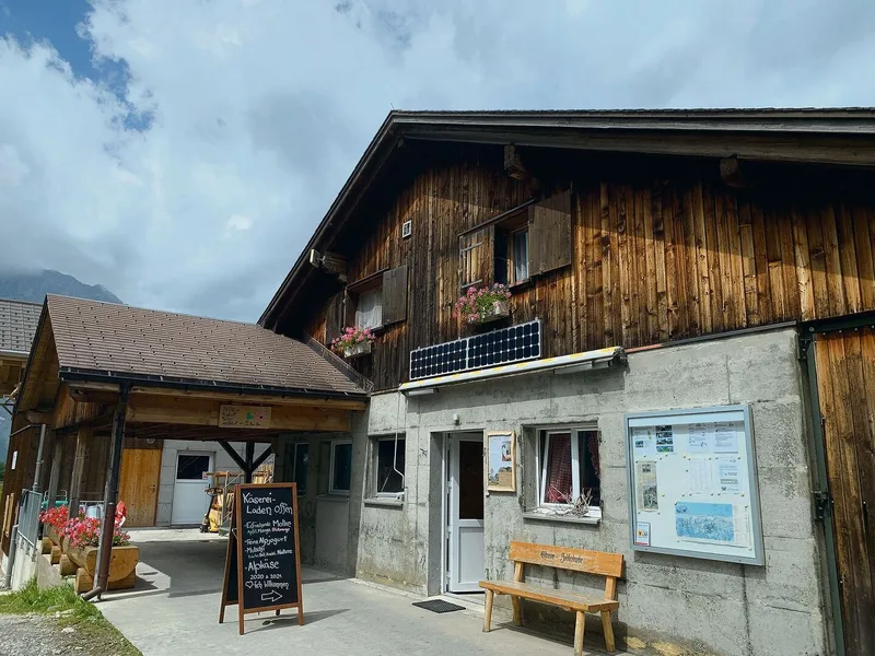 Die Alpkäserei Surenen wurde 2019 saniert, ein Verkaufsladen integriert und die Käsekeller erweitert.