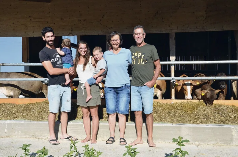 Die Familie vor dem Stall: David Wanner mit Timon, Carol Wanner mit Josia sowie die Eltern Margrit und Jakob Wanner (v. l. n. r.).