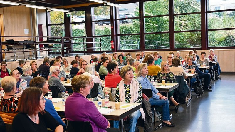 Zahlreich finden sich die Solothurner Frauen zum Landfrauentag am Wallierhof ein. Die Geselligkeit und das «zäme schwätze» sind dabei ein wichtiger Bestandteil.