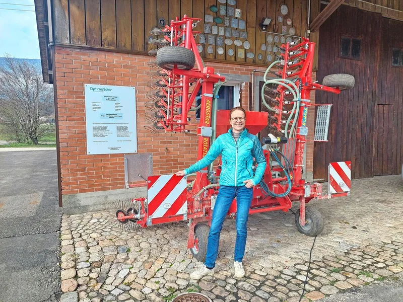 Mirjam Lüthi schaffte einen Rollstriegel mit einem Krummenacher-Sägerät an. So kann sie beim letzten Striegeldurchgang im Frühjahr die Untersaat einsäen.