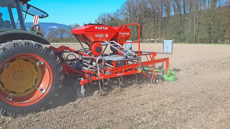 Mit dieser Maschine kann Daniel Stüdi Raps mit der Untersaat zusammen säen oder eine Gründüngung in feine und grobe Sämereien aufteilen und punktgenau ablegen.