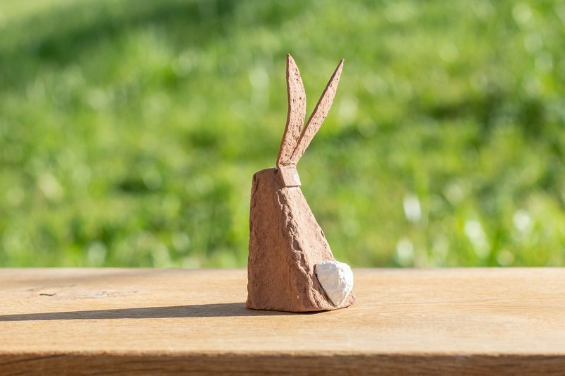 So entstehen aus Eierkartons herzige Hühner-Eierbecher, Häsli und Rüebli