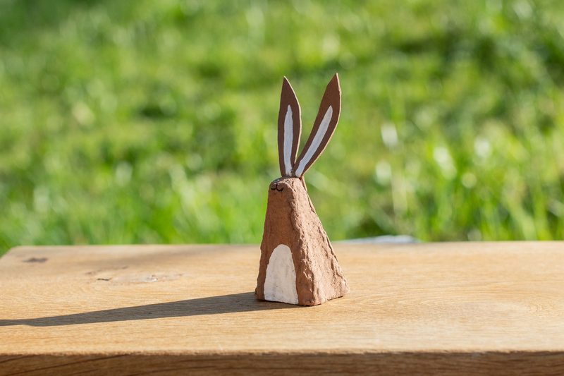 So entstehen aus Eierkartons herzige Hühner-Eierbecher, Häsli und Rüebli