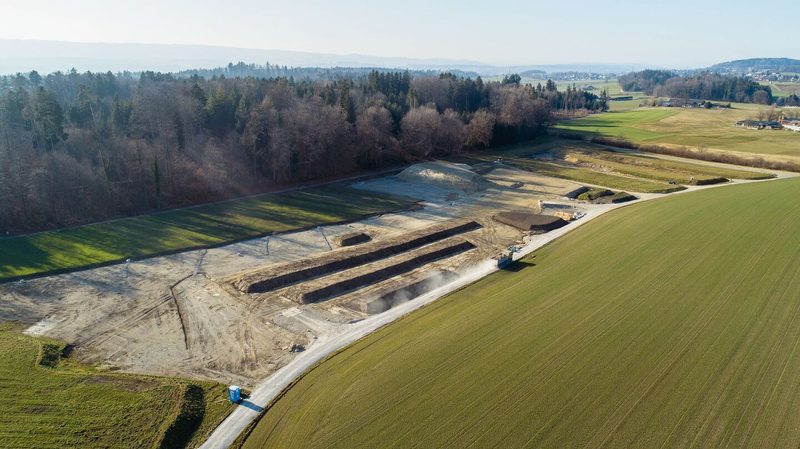 Bodenhorizonte an Haufen auf Parzelle gelagert