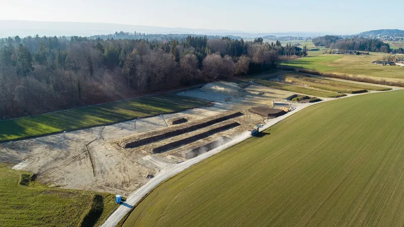 Bodenhorizonte an Haufen auf Parzelle gelagert