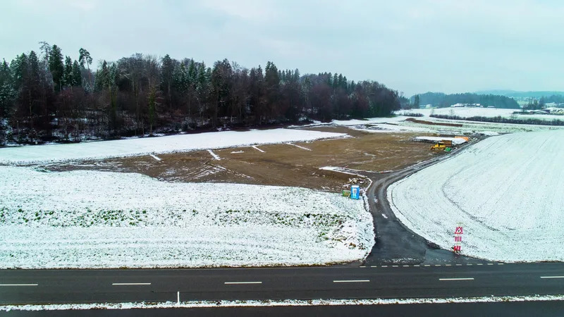 Parzelle mit Schnee bedeckt und Drainage-Netz sichbar