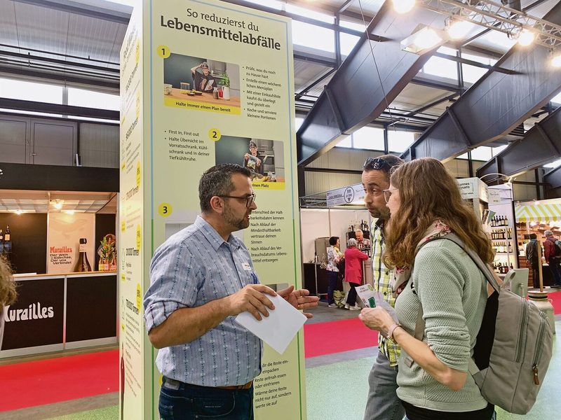 Standchef Albert Bernet vom LBV im Gespräch mit Luga-Besuchern zum Thema Food Waste.