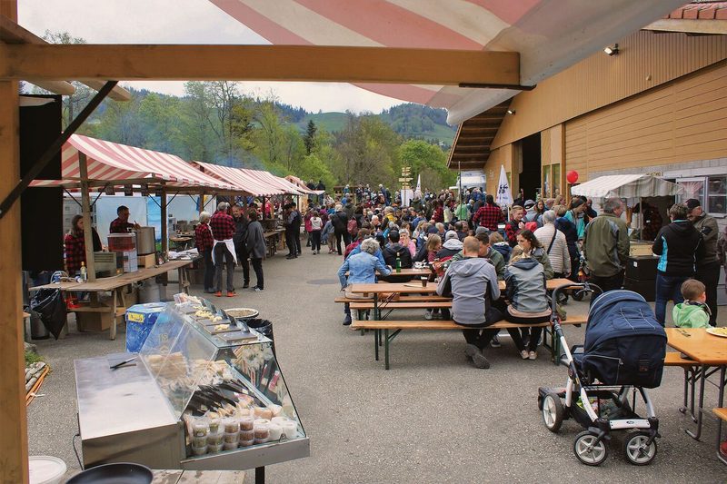 Bei Familie Emmenegger auf der Egg konnten sich die Besucher an Ständen mit kreativen regionalen Produkten wie Ochs am Spiess, Urdinkelsuppe oder Chäsbängu verpflegen.