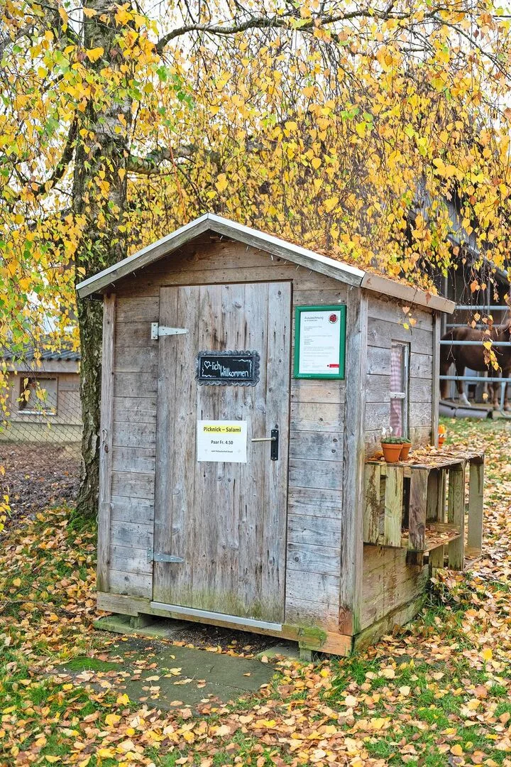 Auf dem Flühackerhof gibt es einen Selbstbedienungshofladen.
