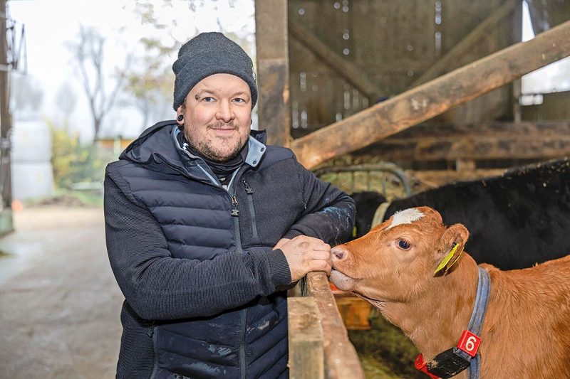 Philipp Zweifel behält alle Mastkälber auf dem Betrieb, liefert sie anschliessend an eine regionale Metzgerei und vermarktet ein Teil des Fleisches selbst.