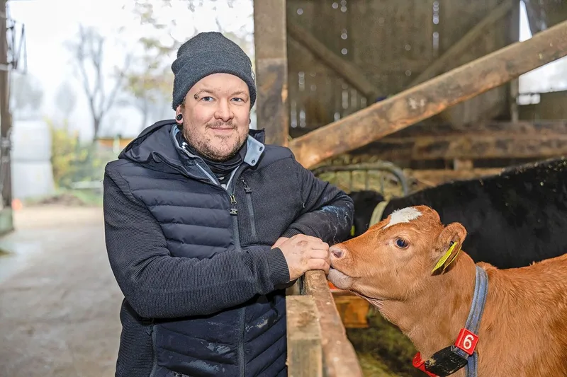Philipp Zweifel behält alle Mastkälber auf dem Betrieb, liefert sie anschliessend an eine regionale Metzgerei und vermarktet ein Teil des Fleisches selbst.